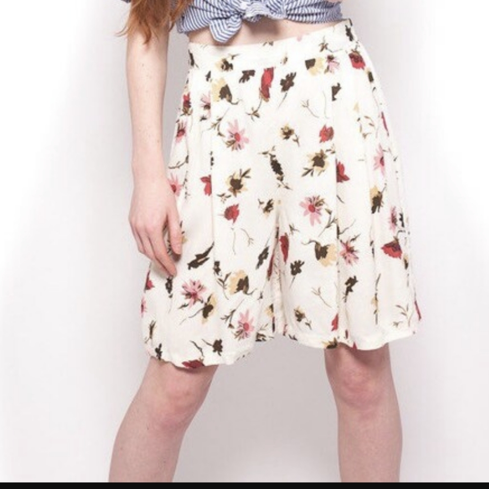 Vintage 90s high waisted white shorts with floral print